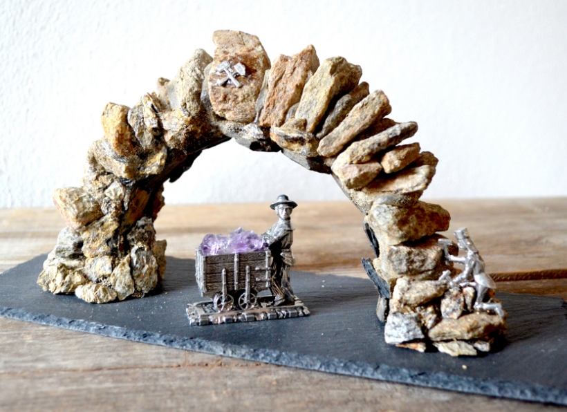 Steinbogen mit Hunt und Amethyst