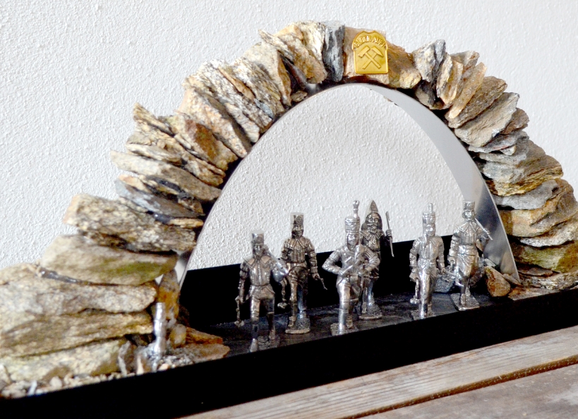 Steinbogen mit Berg- und Hüttenparade aus Zinn