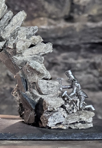 Zinnfigur eines Bergmanns am Fels